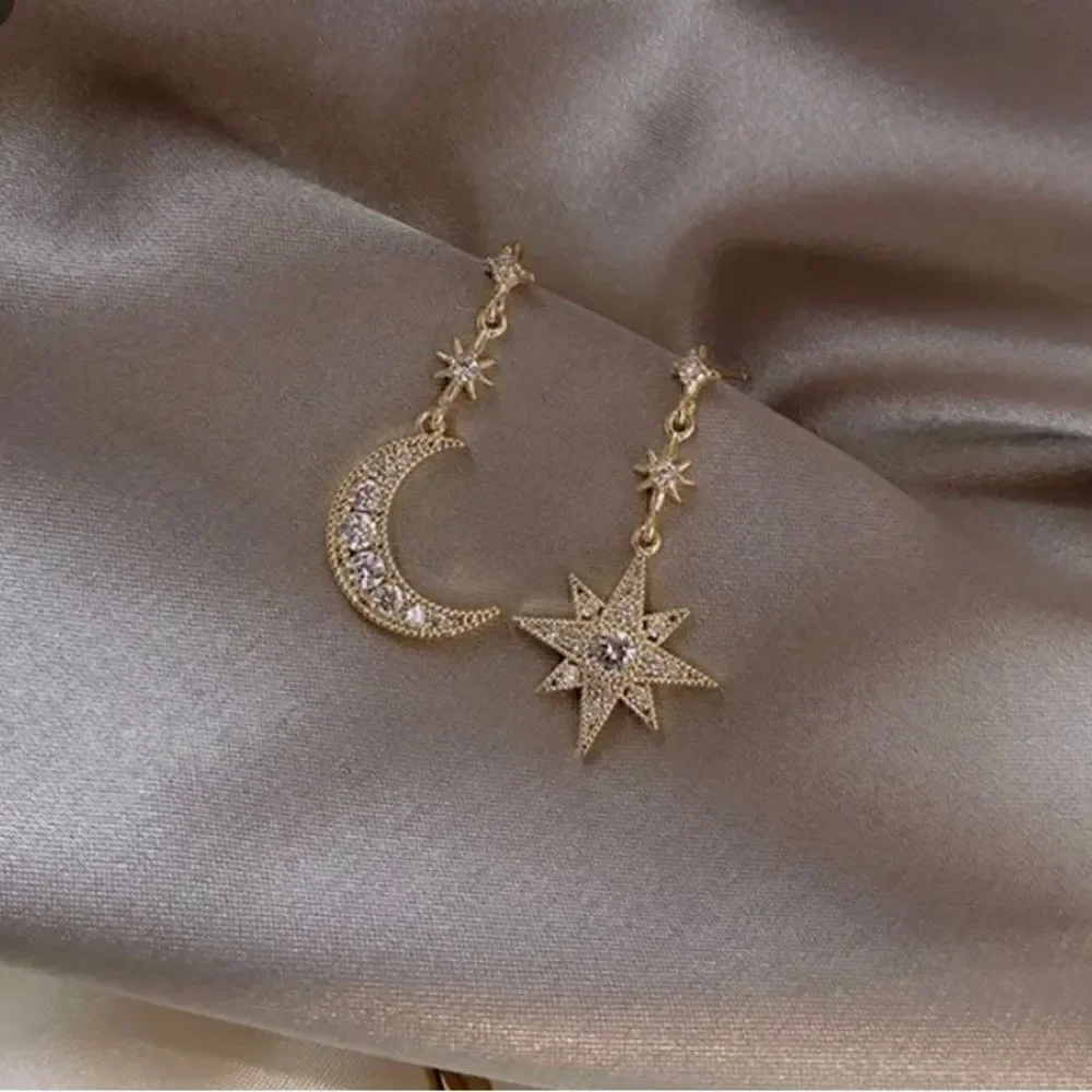 ⭐️ Betsey Johnson celestial moon & star crystal dangle earrings ⭐️